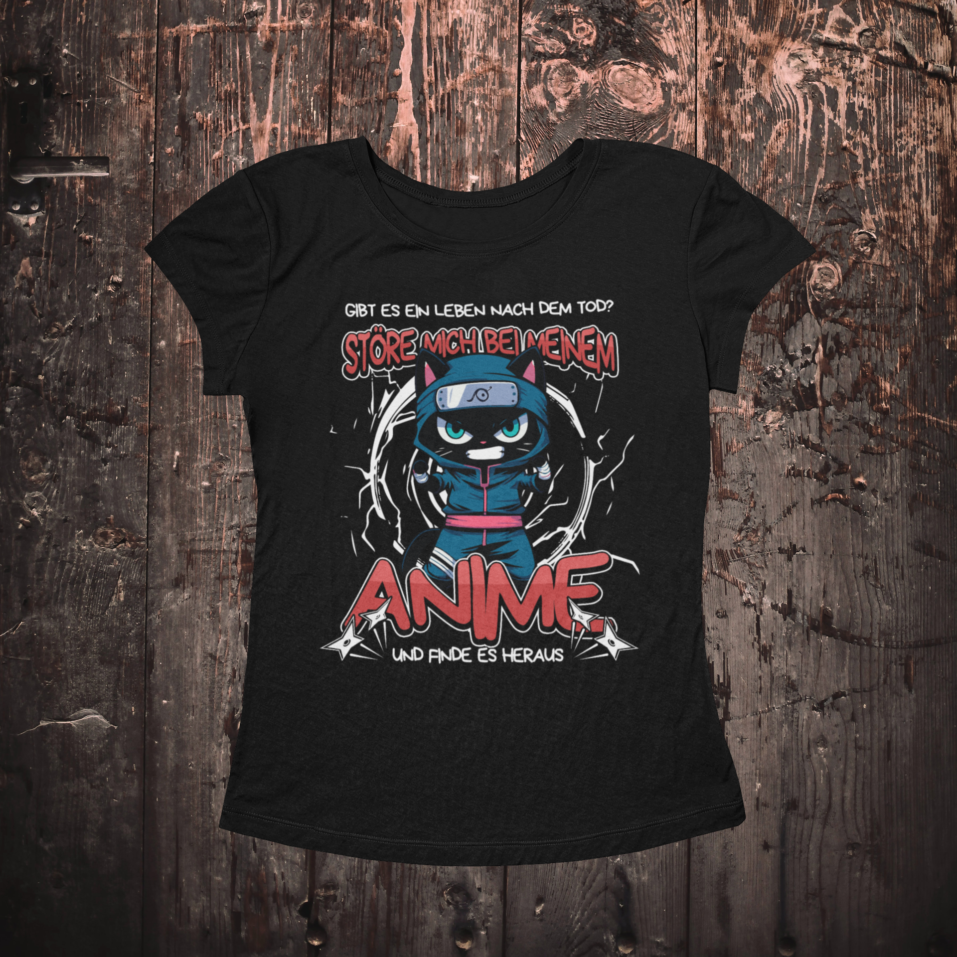 Schwarzes Damen-Shirt auf einem Holzboden mit einem lustigen T-Shirt Design einer Ninja Katze und dem lustigen Spruch 'Ob es ein Leben nach dem Tod gibt? Störe mich bei meinem Anime und finde es heraus'