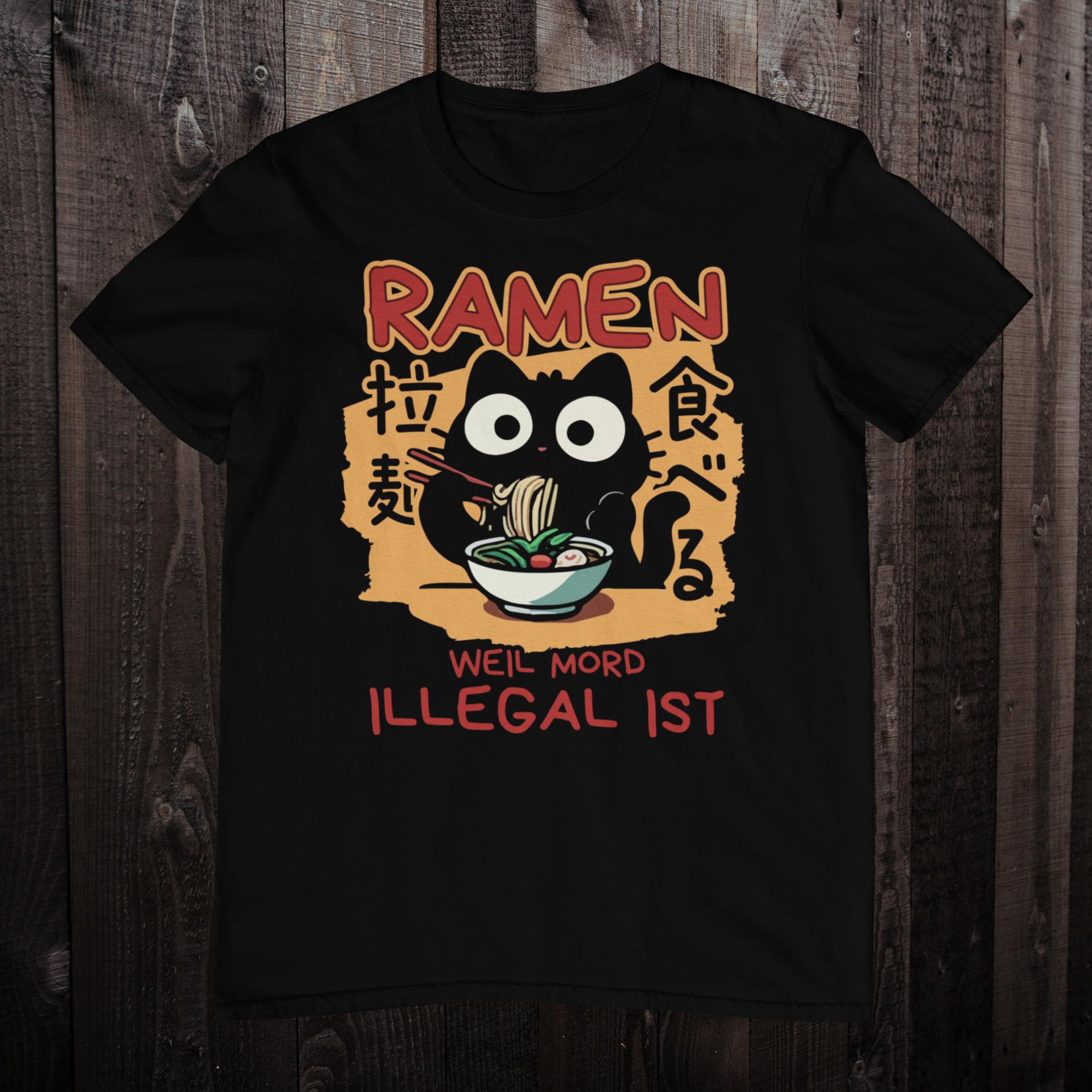 Schwarzes T-Shirt auf Holzboden mit einer süßen schwarzen Kawaii Katze, die Ramen isst, japanischen Schriftzeichen und dem Spruch 'Ramen - Weil Mord illegal ist'