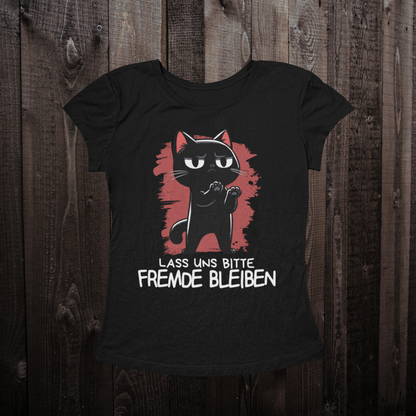 Schwarzes T-Shirt für Frauen auf einem dunklen Holzboden mit einer schwarzen Katze als Design und dem lustigen Spruch 'Lass uns bitte Fremde bleiben'