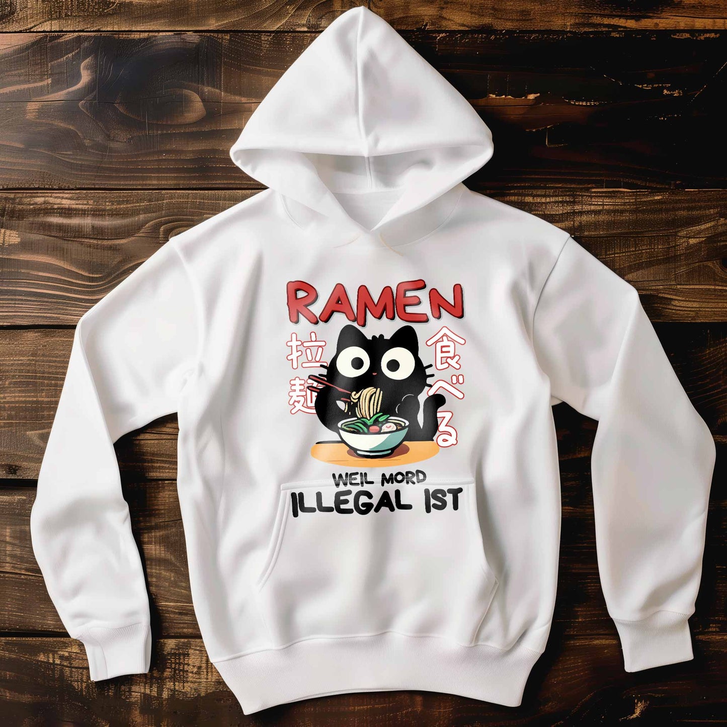 Weißer Hoodie Pullover auf Holzboden mit einem Design einer Katze und dem lustigen Spruch 'Ramen - Weil Mord illegal ist'