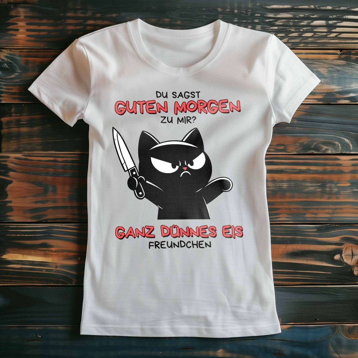 Weißes Damen-T-Shirt auf Holzboden mit Design einer schwarzen Katze mit Messer und dem lustigen Spruch 'Guten Morgen? Ganz dünnes Eis'