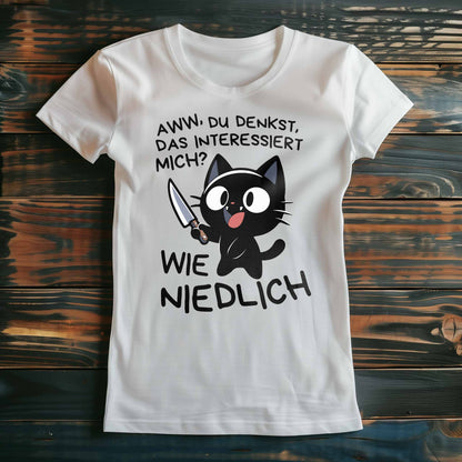 Weißes Damen T-Shirt auf Holzboden mit einem witzigen Katzen-Design und dem lustigen Spruch 'Aww, du denkst, das interessiert mich? Wie niedlich'