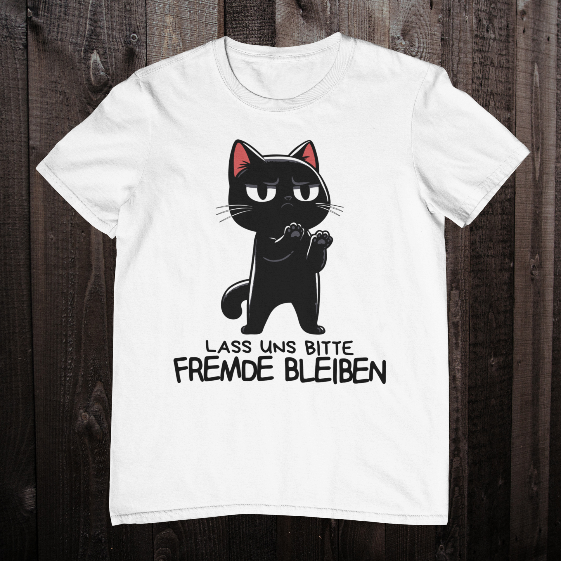 Weißes T-Shirt auf einem dunklen Holzboden mit einer schwarzen Katze und dem lustigen Spruch 'Lass uns bitte Freunde bleiben'