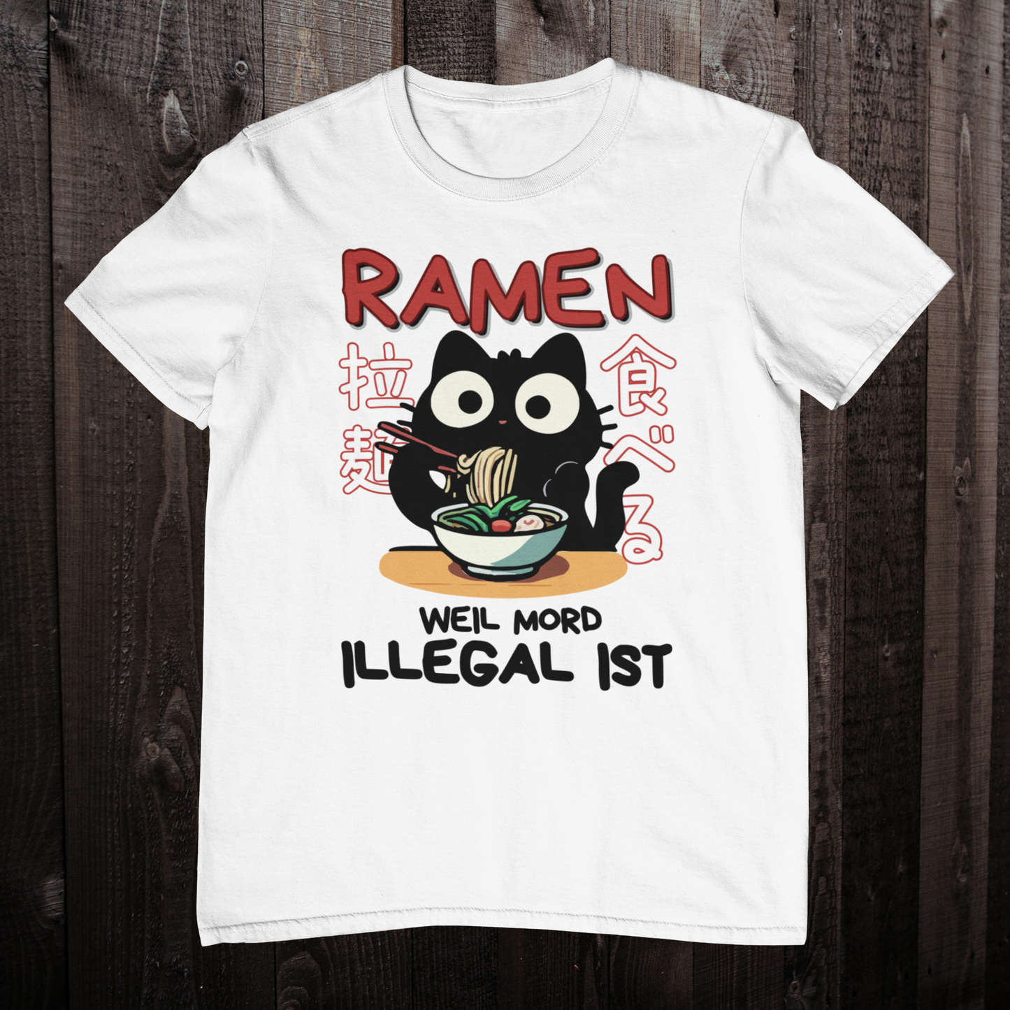 Weißes T-Shirt auf Holzboden mit einer süßen schwarzen Kawaii Katze, die Ramen isst, japanischen Schriftzeichen und dem Spruch 'Ramen - Weil Mord illegal ist'